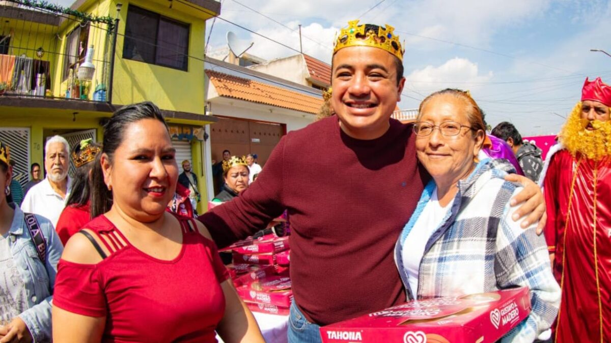 El alcalde de la Gustavo A. Madero, Janecarlo Lozano, encabezó la entrega de 10 mil roscas de Reyes.