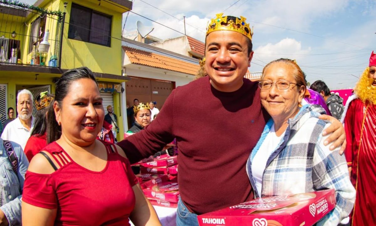 El alcalde de la Gustavo A. Madero, Janecarlo Lozano, encabezó la entrega de 10 mil roscas de Reyes.