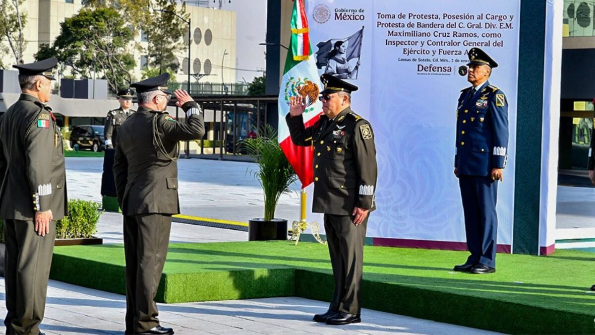 Maximiliano Cruz Ramos rindió protesta frente al titular de la Secretaría de la Defensa Nacional, en la Plaza de la Lealtad.