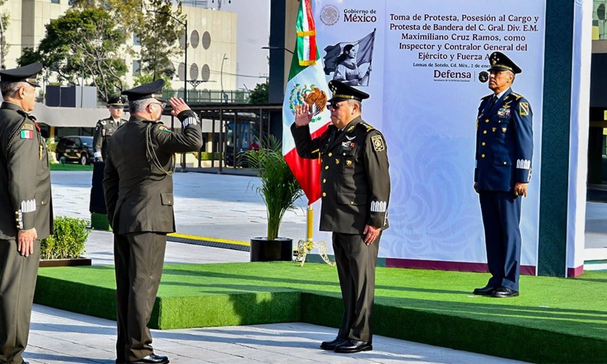 Maximiliano Cruz Ramos rindió protesta frente al titular de la Secretaría de la Defensa Nacional, en la Plaza de la Lealtad.