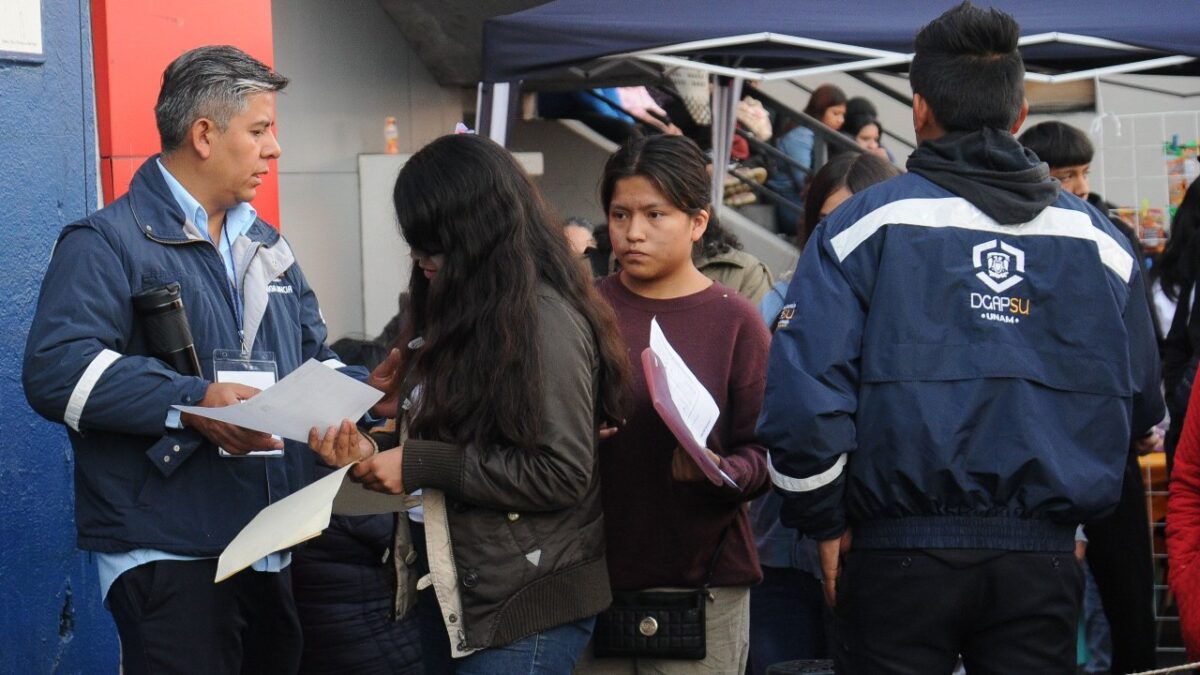 Las autoridades universitarias revisan los documentos de los jóvenes que realizarán el examen Comipems