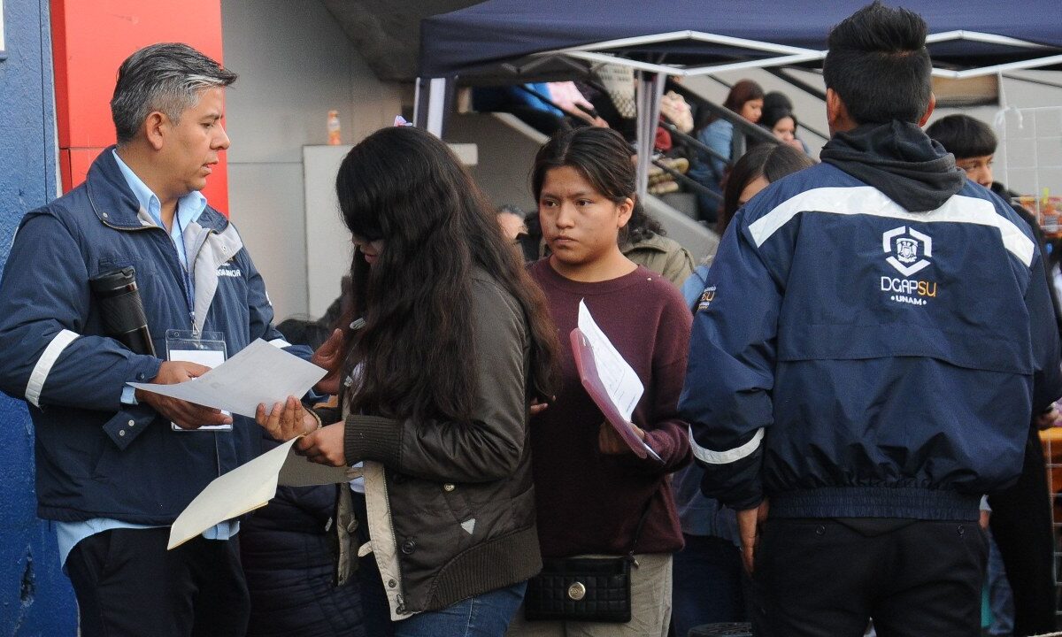 Las autoridades universitarias revisan los documentos de los jóvenes que realizarán el examen Comipems