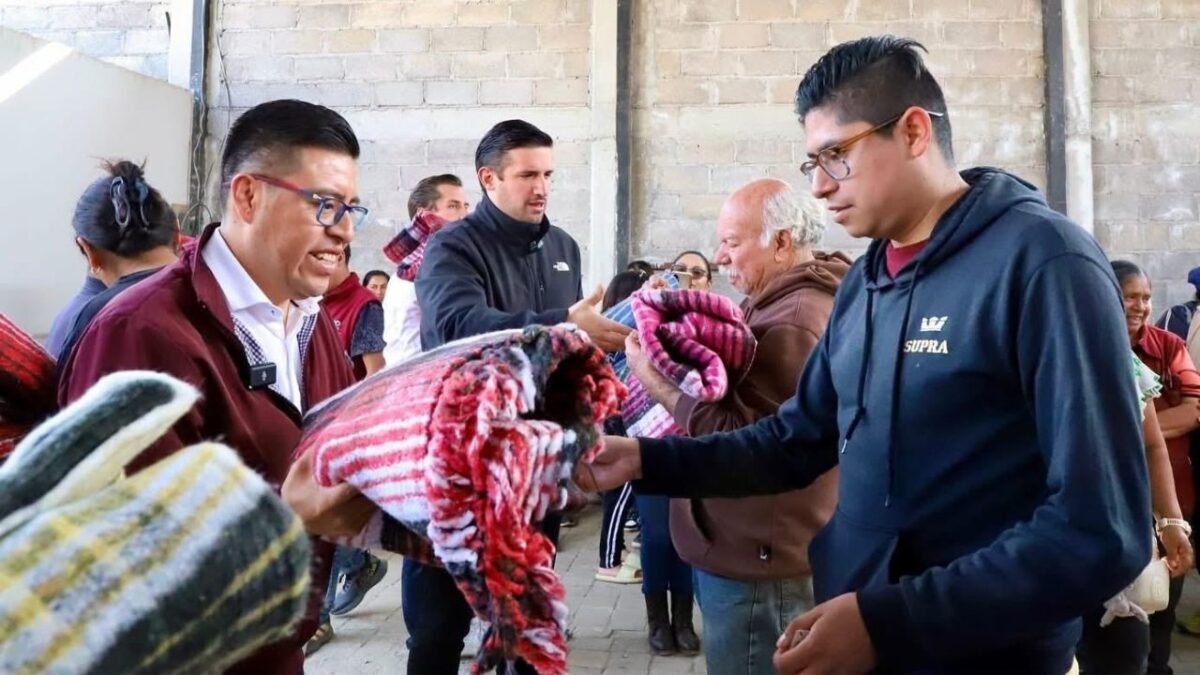 Diputados morenistas entregaron cobijas a habitantes de la alcaldía de Tlalpan.