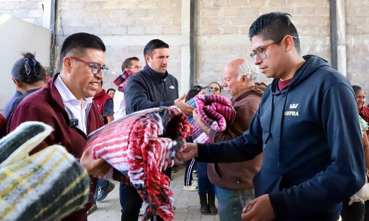 Diputados morenistas entregaron cobijas a habitantes de la alcaldía de Tlalpan.