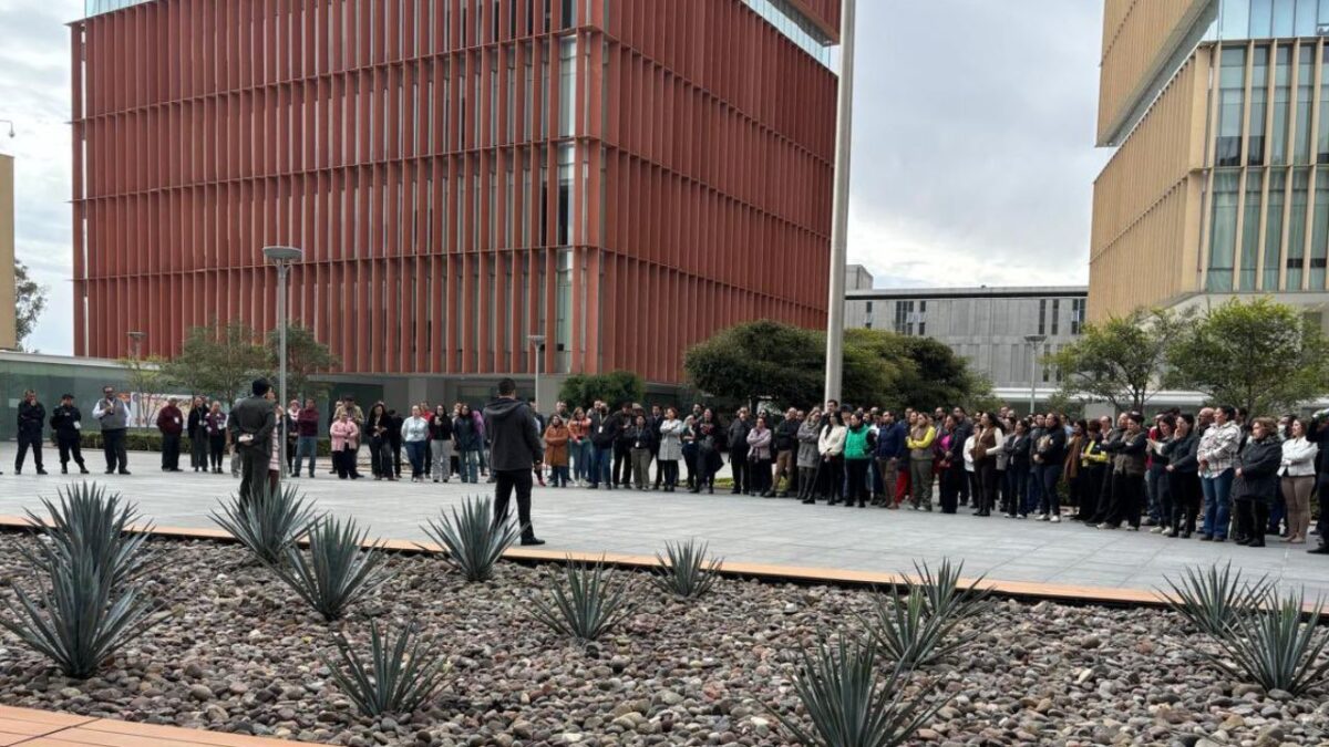 Trabajadores del Poder Judicial reunidos al exterior de la sede judicial, en Zapopan