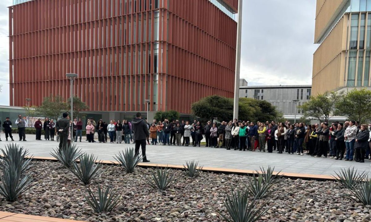 Trabajadores del Poder Judicial reunidos al exterior de la sede judicial, en Zapopan