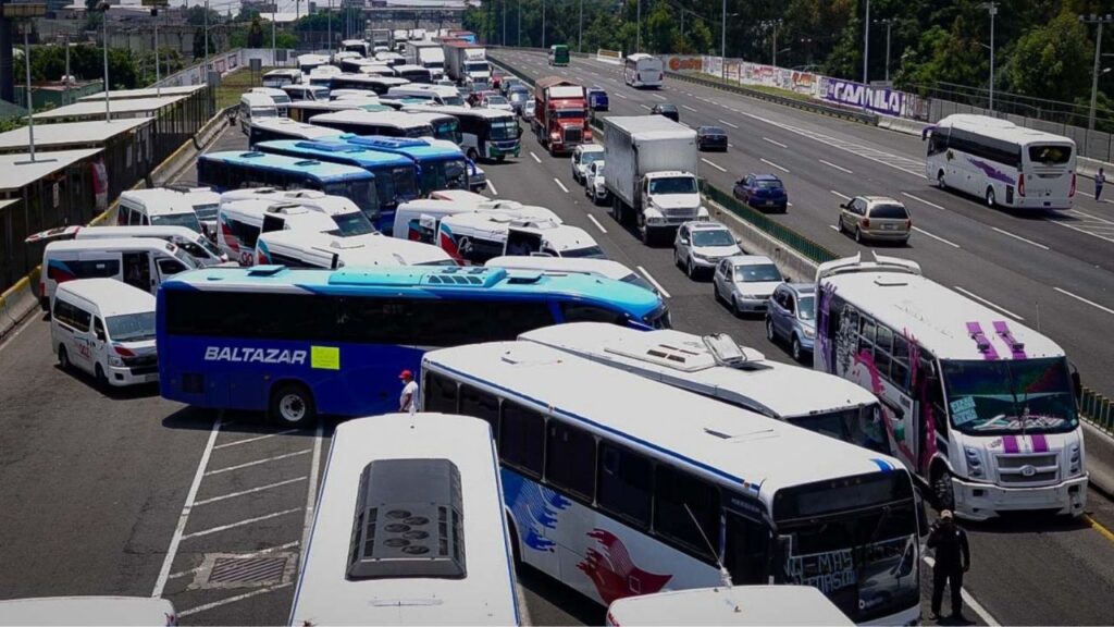 Transportistas anuncian bloqueos en varias autopistas