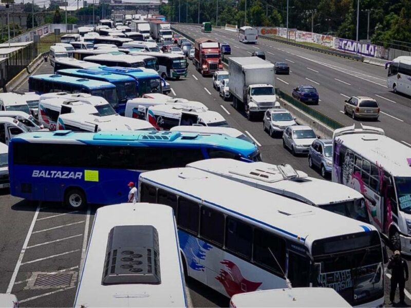 Tras cancelación de paro, transportistas de "Rutas Hermanas" marchan hacia CDMX