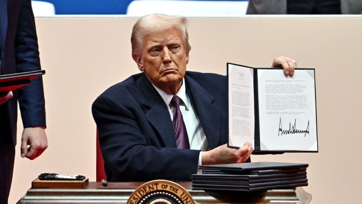 Ante miles de seguidores, Trump selló su mandato con una serie de decretos.