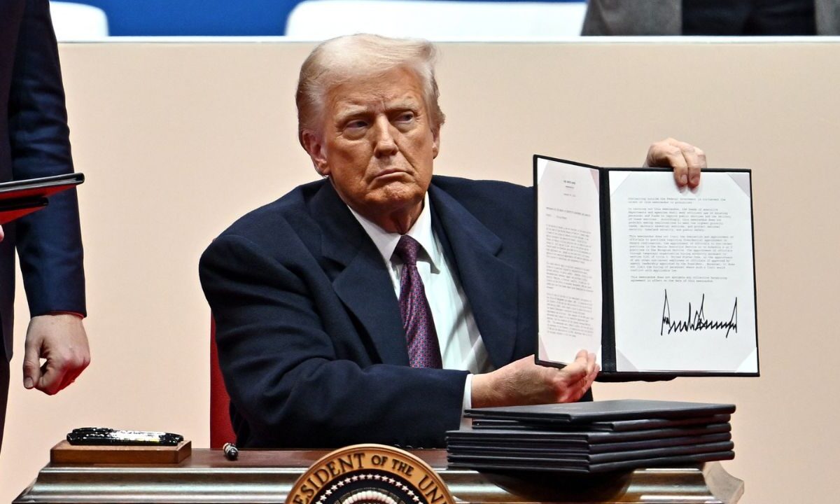 Ante miles de seguidores, Trump selló su mandato con una serie de decretos.