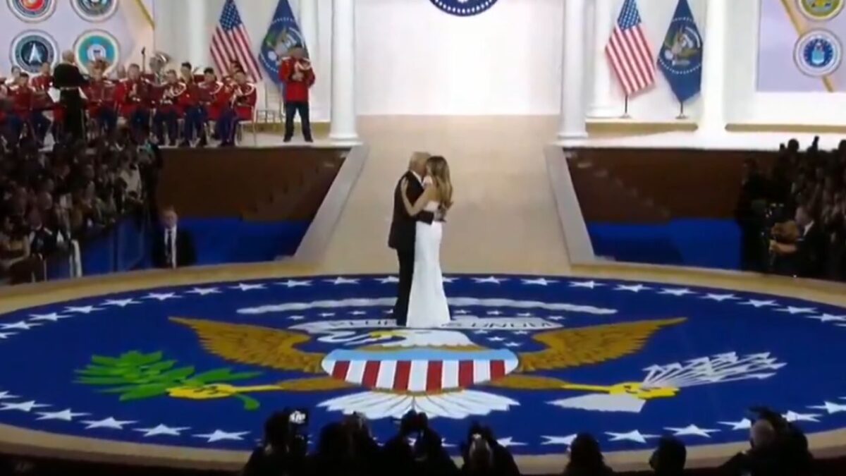 Donald Trump y Melania protagonizan primer baile presidencial.