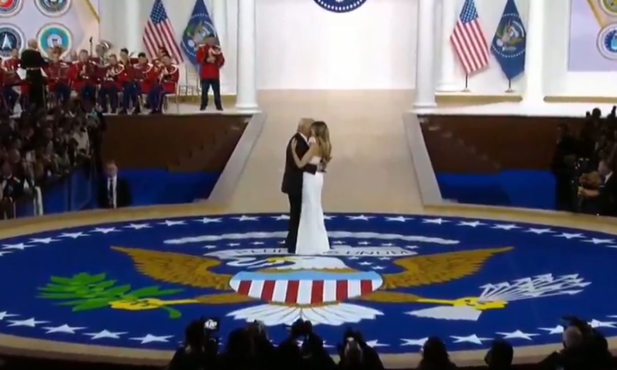 Donald Trump y Melania protagonizan primer baile presidencial.