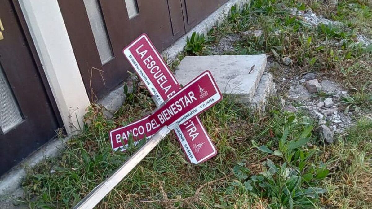 Letreros caídos de calles de la colonia Cuarta Transformación en Tultitlán.