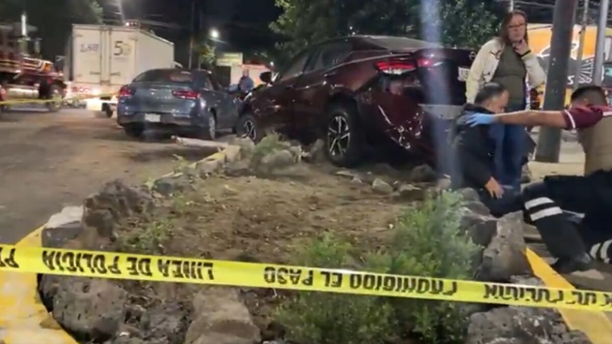 Fuerte choque en el cruce de la Calzada de la Viga y el eje 5 sur , una persona fallece en el lugar.