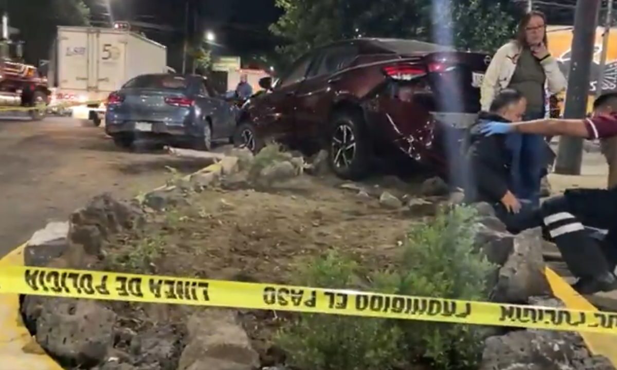 Fuerte choque en el cruce de la Calzada de la Viga y el eje 5 sur , una persona fallece en el lugar.