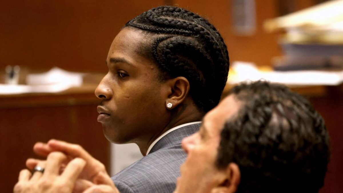 El arma que A$AP Rocky habría sacado en una discusión con un excolega era de utilería, afirmó la defensa del rapero este viernes durante el inicio del juicio en su contra por este altercado en Los Ángeles.