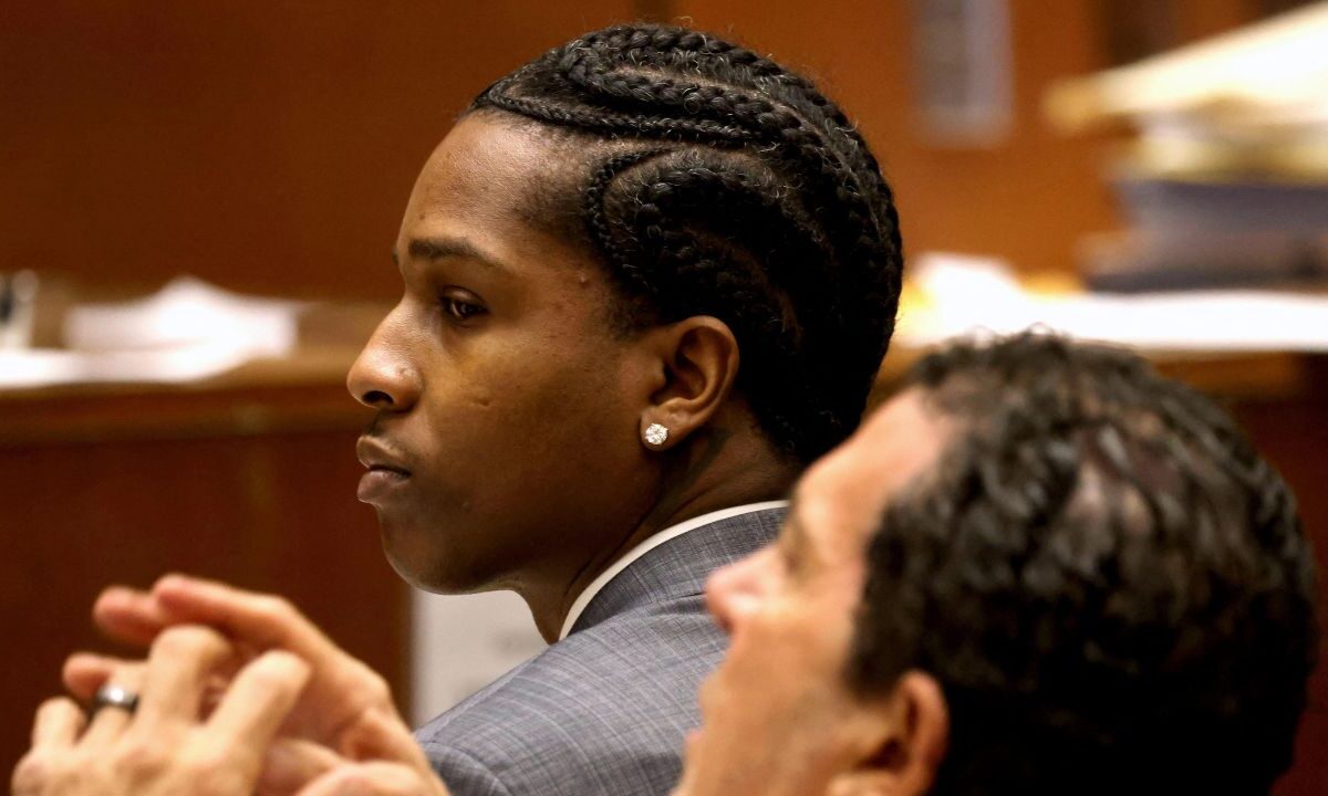 El arma que A$AP Rocky habría sacado en una discusión con un excolega era de utilería, afirmó la defensa del rapero este viernes durante el inicio del juicio en su contra por este altercado en Los Ángeles.