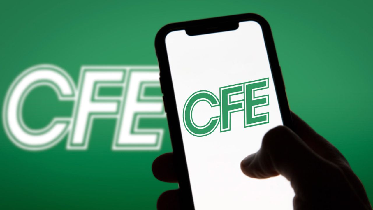 Logo de la CFE en celular en mano y de fondo.