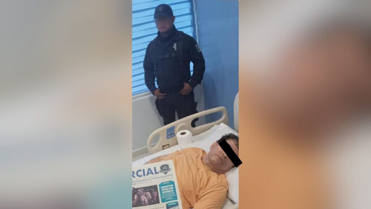 Juan Vera Carrizal, agresor de la saxofonista María Elena Ríos, en el hospital donde autoridades aseguran aún se encuentra detenido.