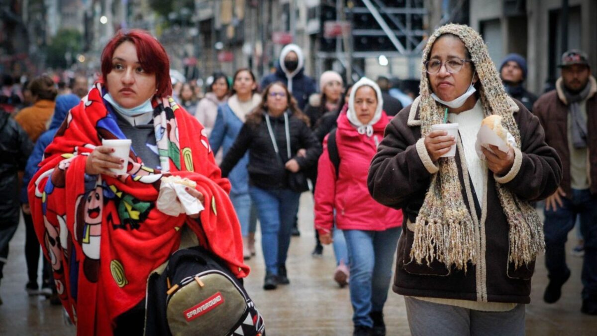 Alertan por onda fría en México. Personas abrigadas por bajas temperaturas.