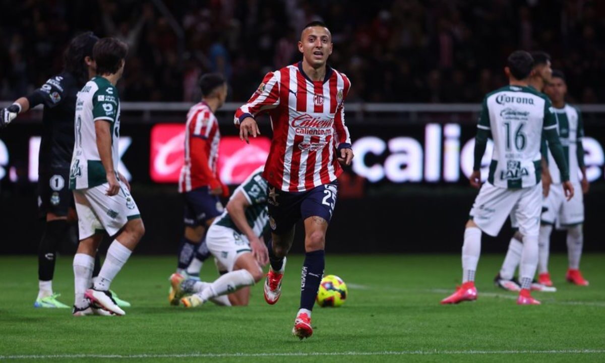 Con una acción individual de Roberto Alvarado que logró el 1-0 en favor de Chivas, la escuadra de Oscar García debutó en el Clausura 2025.