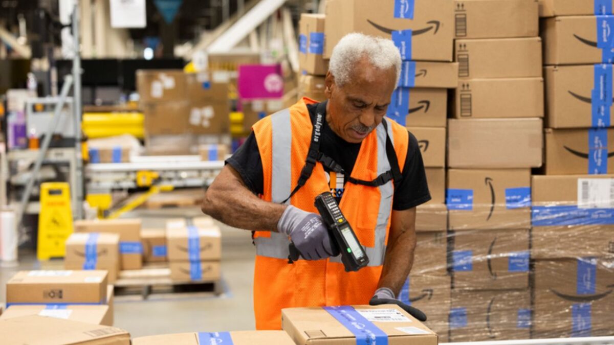 Amazon anunció el cierre de depósitos e instalaciones en Quebec, Canadá para reducir costos y casi 2 mil empleados perderán su trabajo.