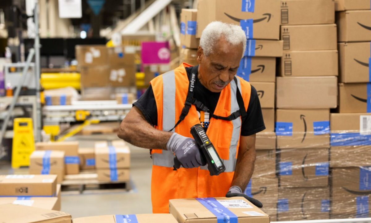 Amazon anunció el cierre de depósitos e instalaciones en Quebec, Canadá para reducir costos y casi 2 mil empleados perderán su trabajo.