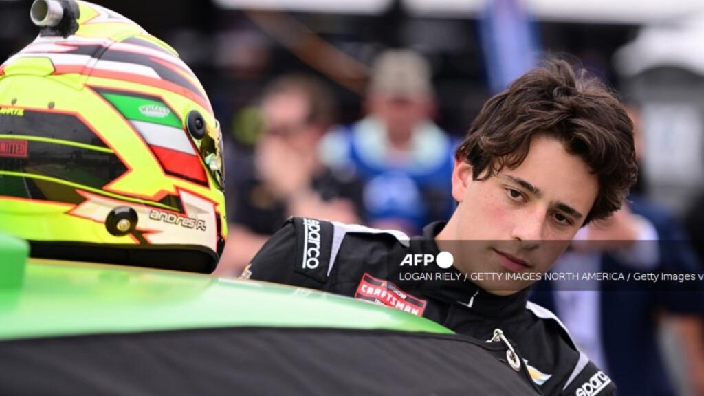 Andrés Pérez de Lara después de una carrera de automovilismo.