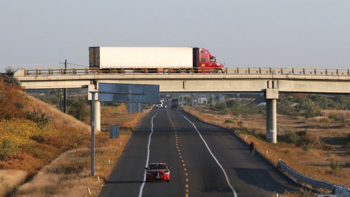 Integrantes de un equipo de futbol infantil fueron asaltados por un grupo de hombres armados sobre una carretera de San Luis Potosí.