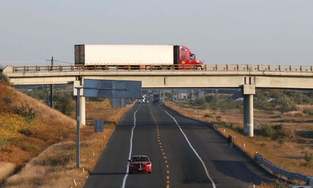 Integrantes de un equipo de futbol infantil fueron asaltados por un grupo de hombres armados sobre una carretera de San Luis Potosí.