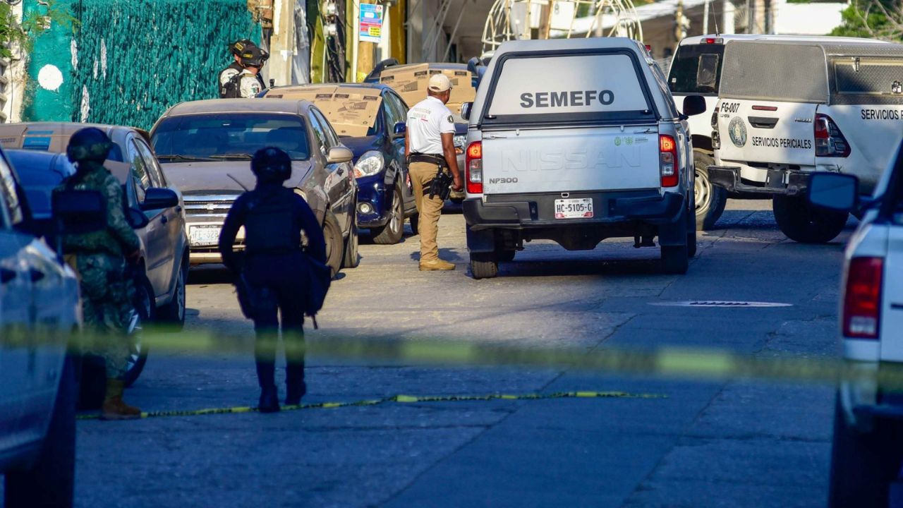 Peritos levantan los cuerpos de los policías municipales asesinados en Malinalco.