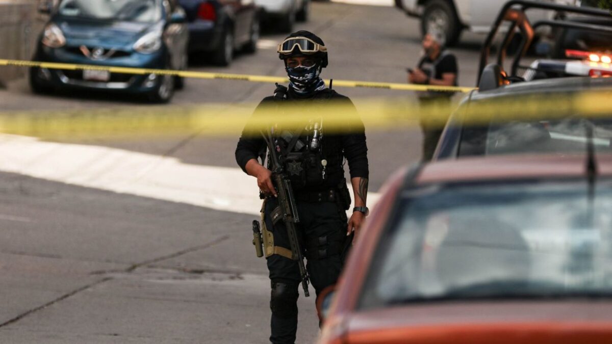 Acordonan lugar del asesinato de los tres policías municipales en Malinalco.