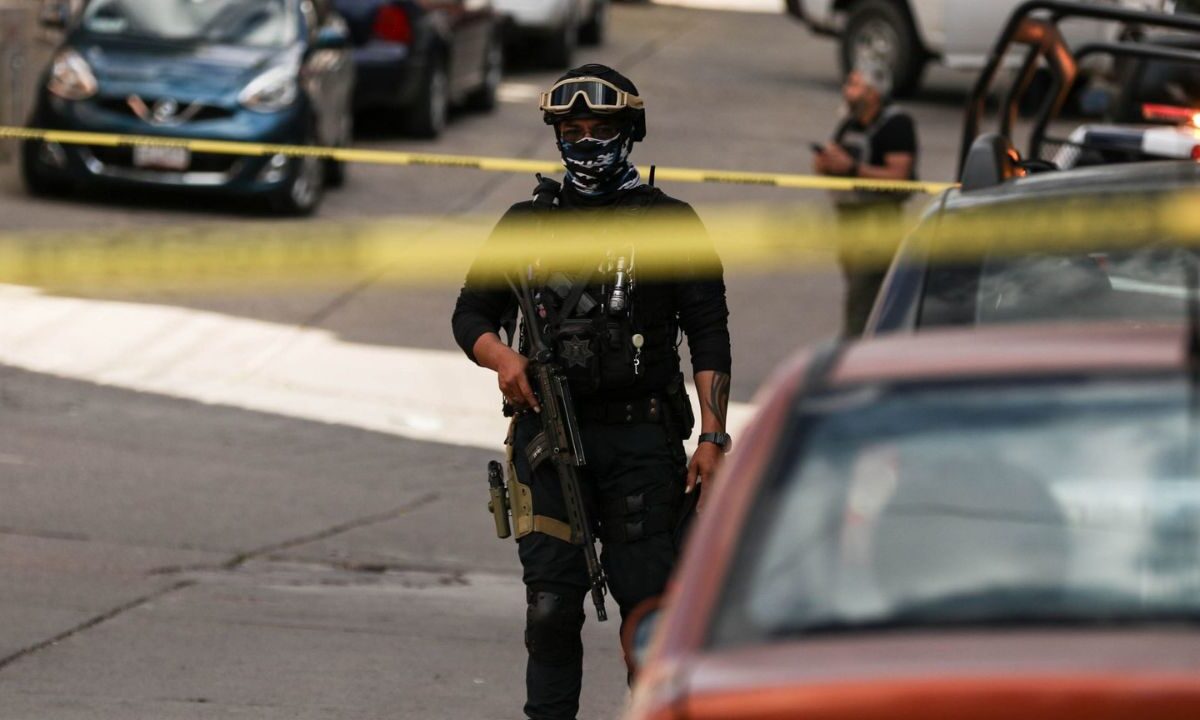 Acordonan lugar del asesinato de los tres policías municipales en Malinalco.