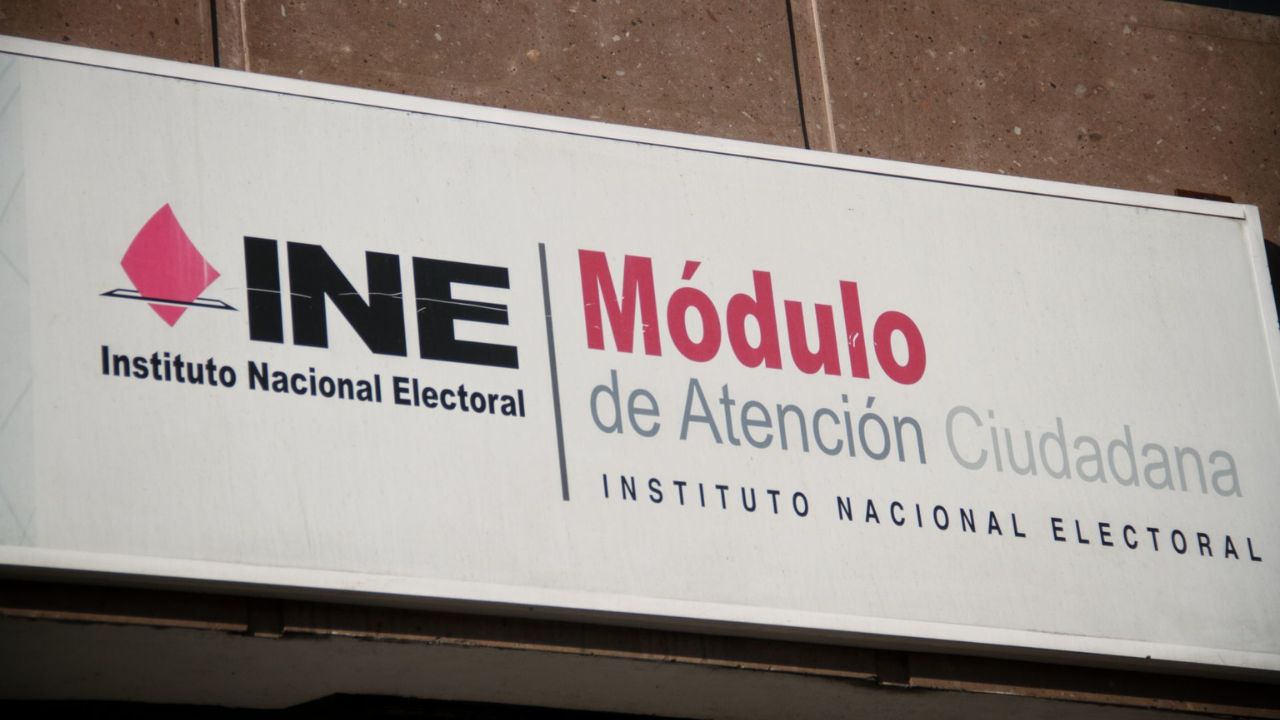 Fachada de un módulo de atención del Instituto Nacional Electoral (INE).