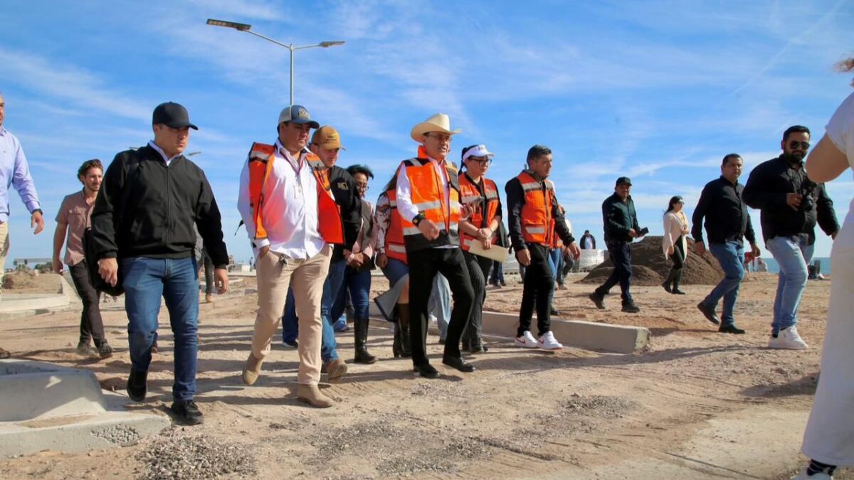 El gobernador de Sonora, Alfonso Durazo, supervisa los avances del malecón de Huatabampito.