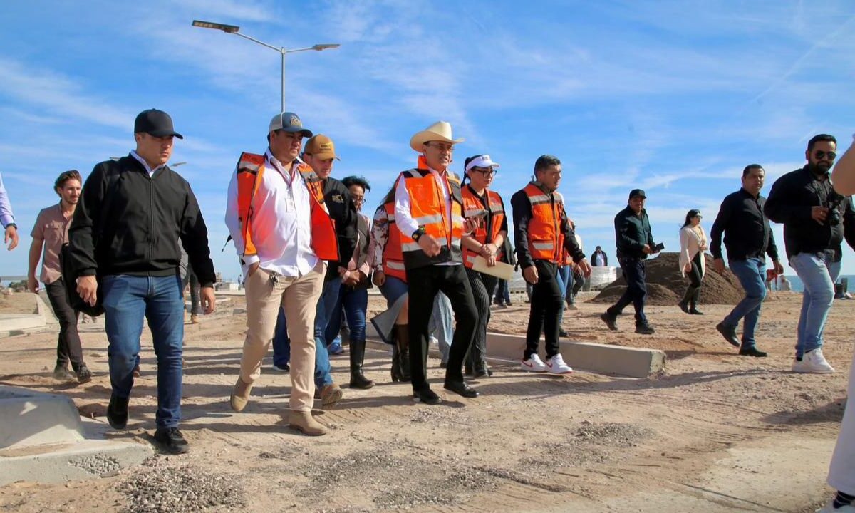 El gobernador de Sonora, Alfonso Durazo, supervisa los avances del malecón de Huatabampito.