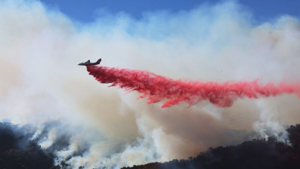 Avón cisterna mitigando incendio en California