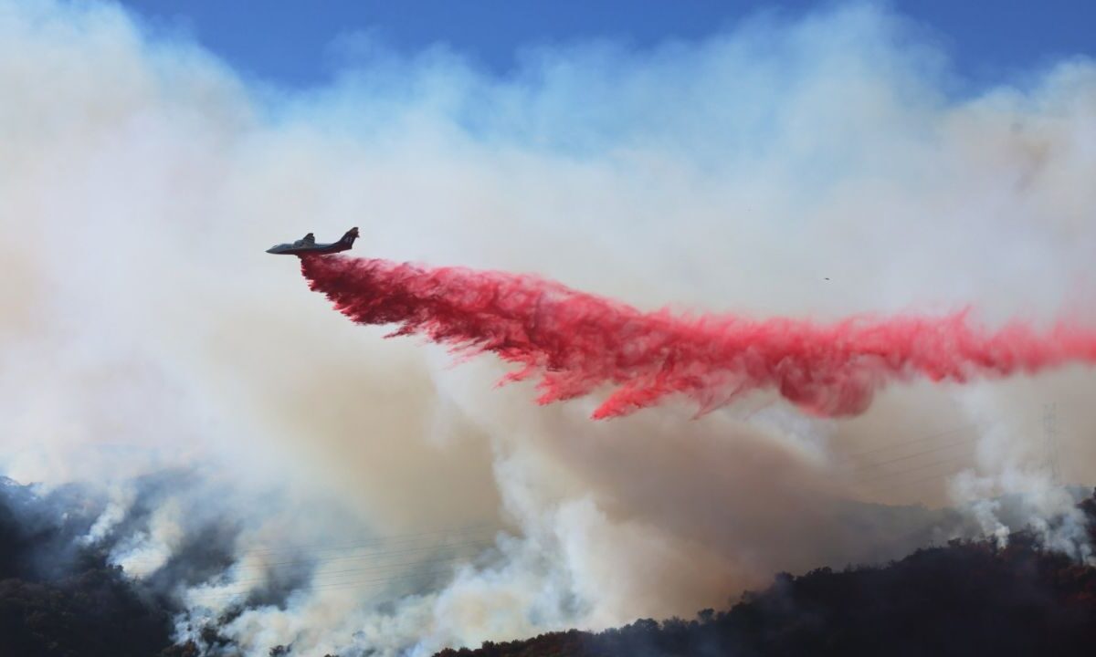 Avón cisterna mitigando incendio en California