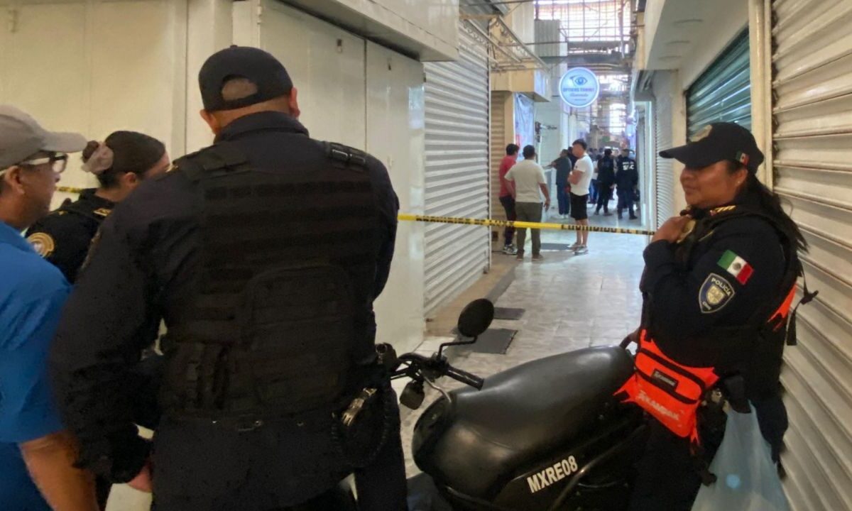 Un joven de aproximadamente 19 años perdió la vida luego de ser atacado supuestamente de manera directa con un arma de fuego al interior del Mercado 14 en las entrañas del Barrio Bravo de Tepito.