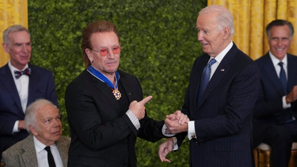 Biden entrega medalla presidencial a Bono, Anna Wintour, entre otros. Noticias en tiempo real