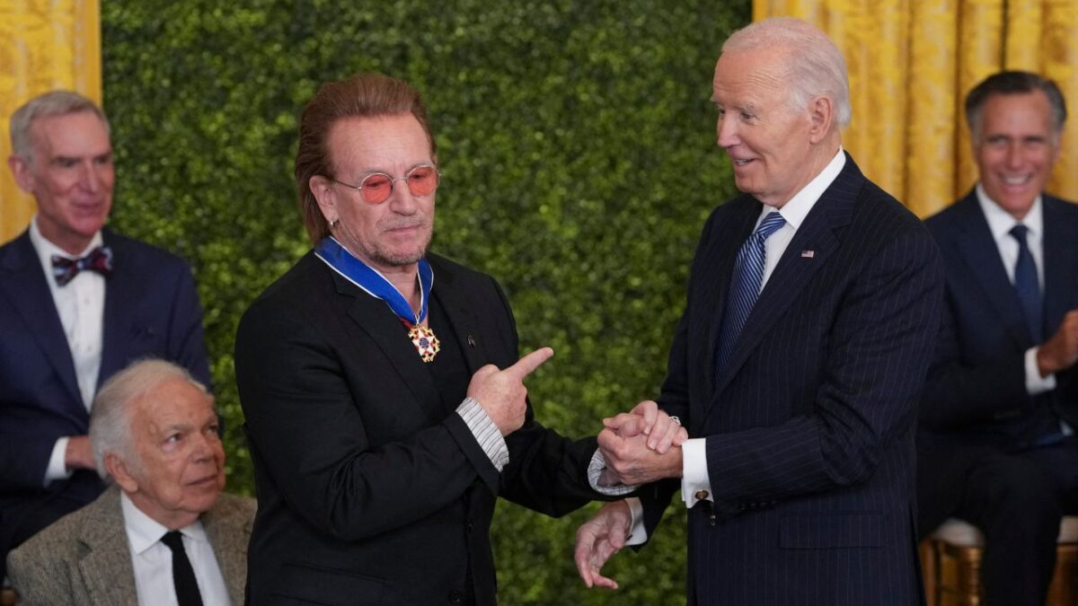 Bono fue uno de los personajes que recibió la medalla presidencial por parte de Joe Biden.