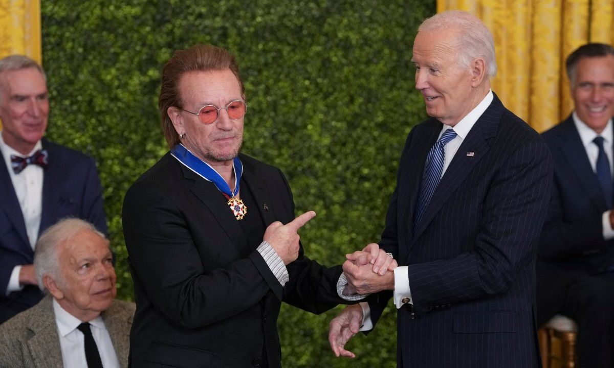 Bono fue uno de los personajes que recibió la medalla presidencial por parte de Joe Biden.