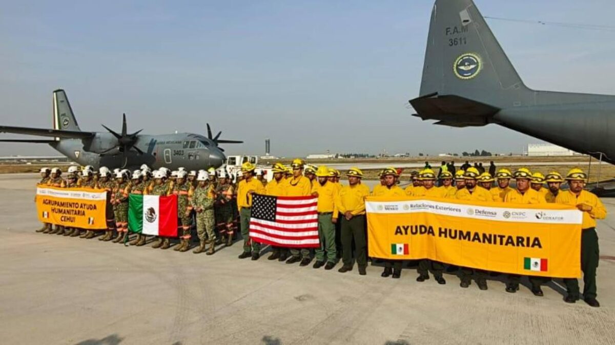 La delegación mexicana que viajó a Los Ángeles para ayuda a sofocar incendios forestales, regresó al país.