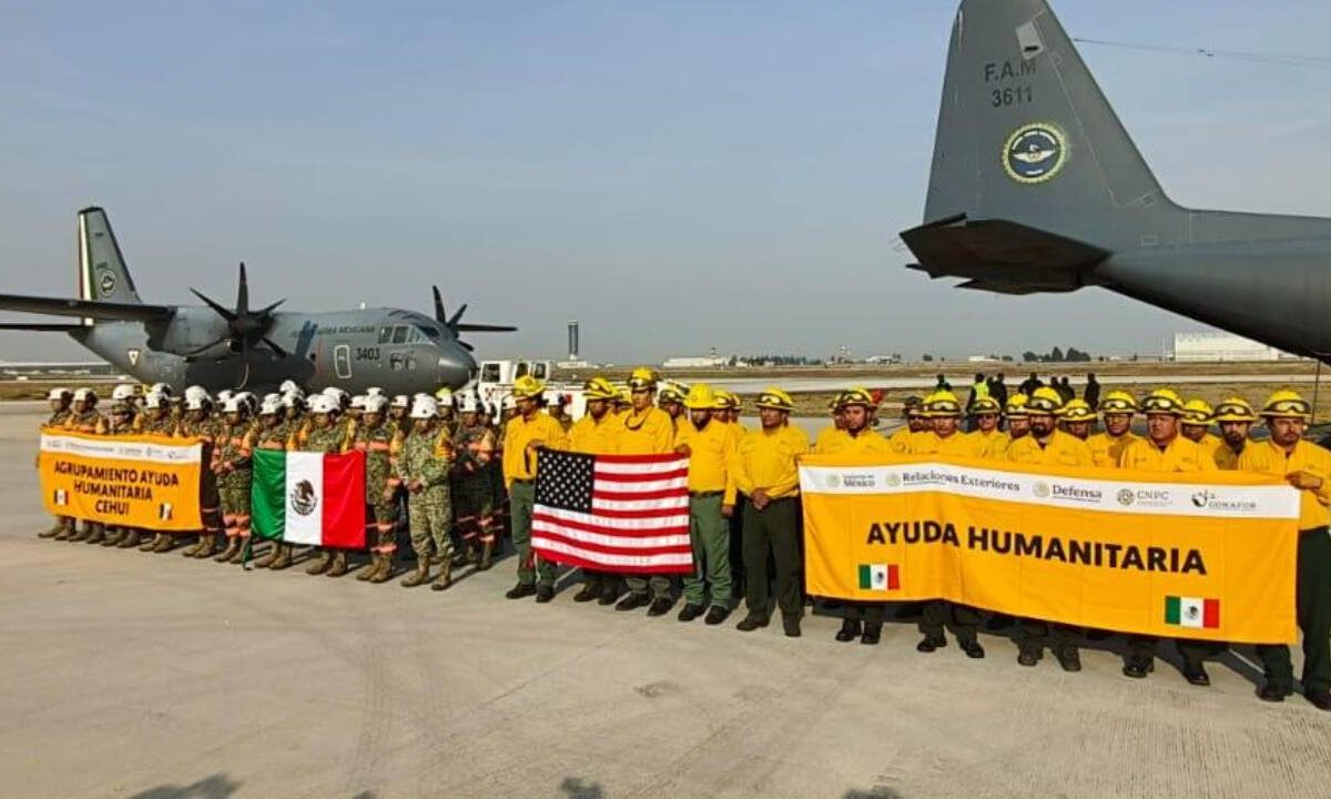 La delegación mexicana que viajó a Los Ángeles para ayuda a sofocar incendios forestales, regresó al país.