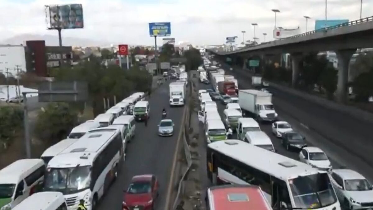 Se registra un bloqueo sobre la autopista México-Querétaro en el municipio de Cuautitlán Izcalli por parte de transportistas