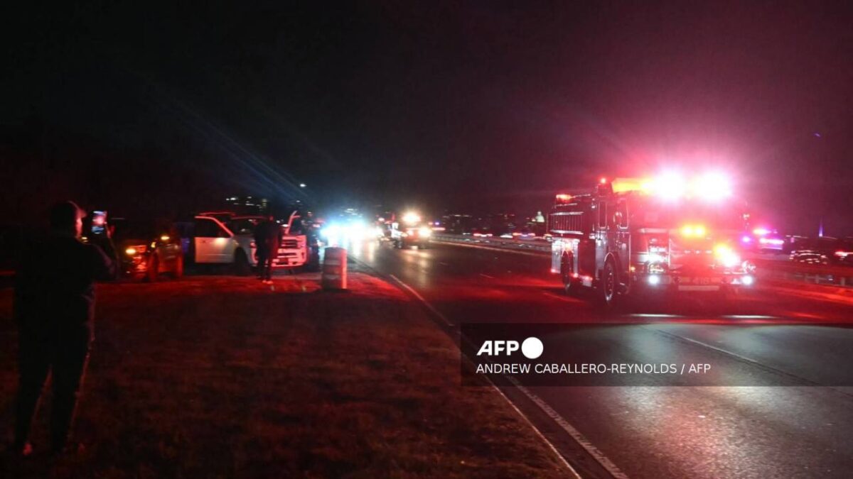 La SRE habilitó números telefónicos para brindar atención consular a las familias mexicanas tras el accidente aéreo en Washington.