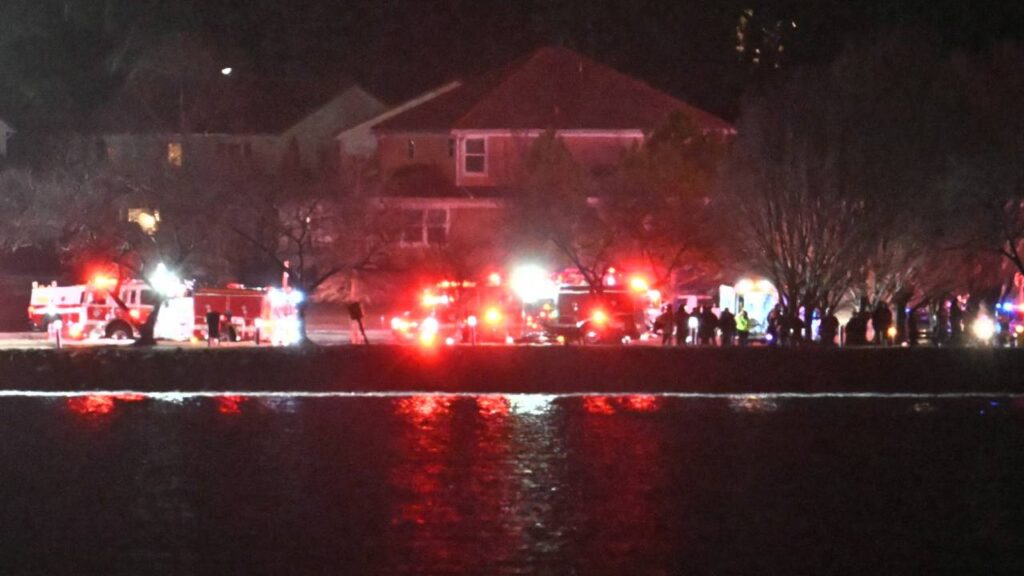 Equipos de rescate se reúnen a lo largo del río Potomac cerca del Aeropuerto Nacional Reagan en Washington, DC, después de un accidente aéreo.