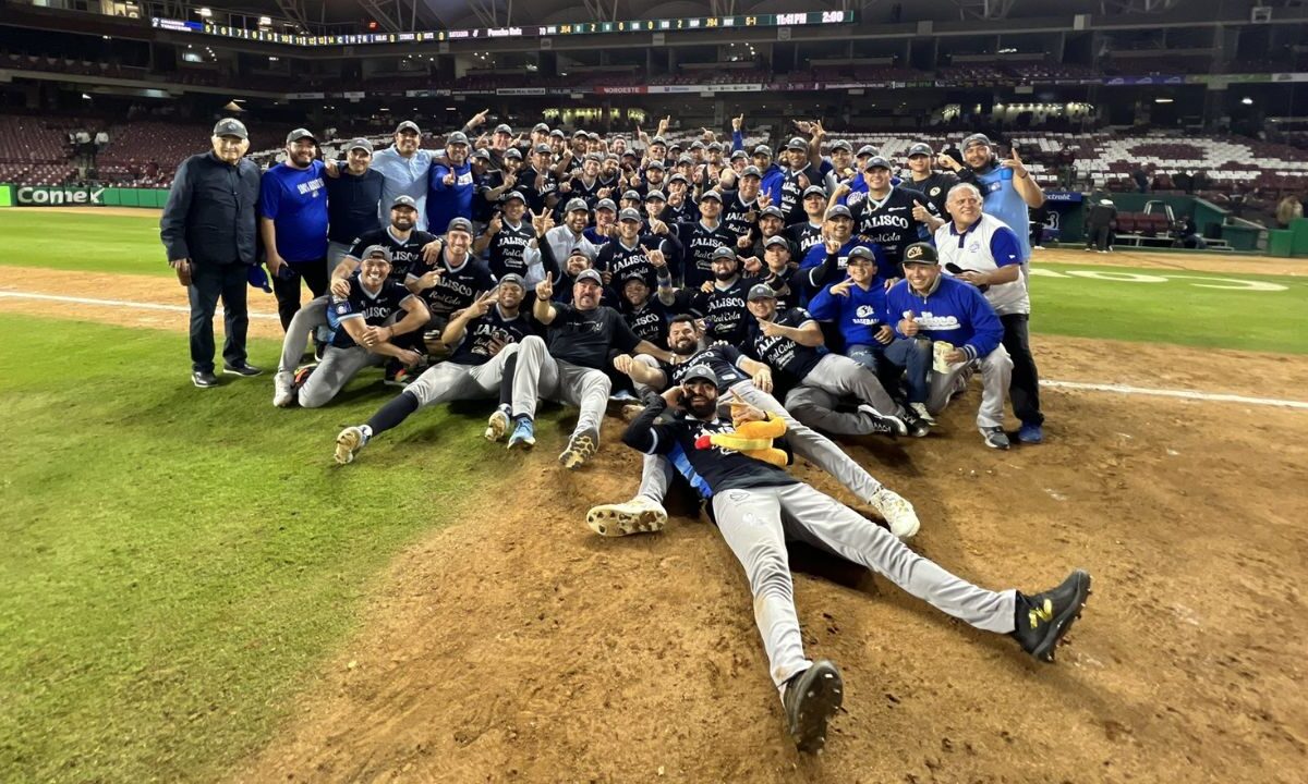 Charros de Jalisco celebrando.