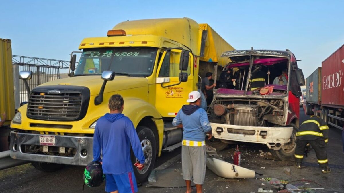 Un aparatoso accidente se registró la mañana de este viernes en la autopista Veracruz-Cardel en donde un autobús de pasajeros chocó con una tráiler.