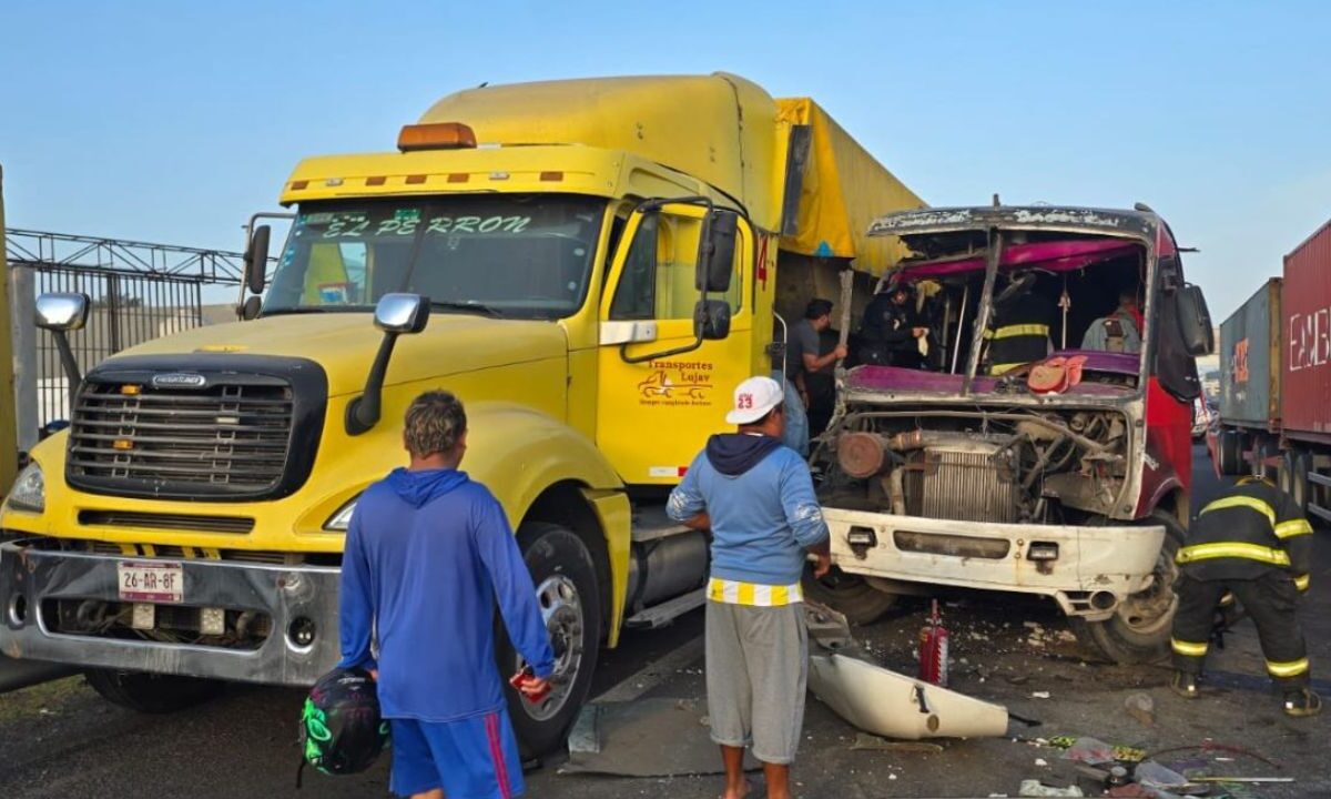 Un aparatoso accidente se registró la mañana de este viernes en la autopista Veracruz-Cardel en donde un autobús de pasajeros chocó con una tráiler.